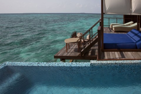 Coco Bodu Hithi - pool im wasser