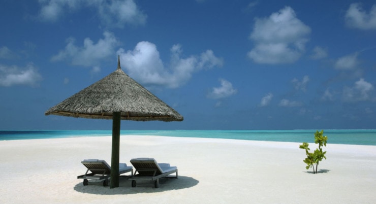 Como Cocoa Island - strand mit sonnenschirm