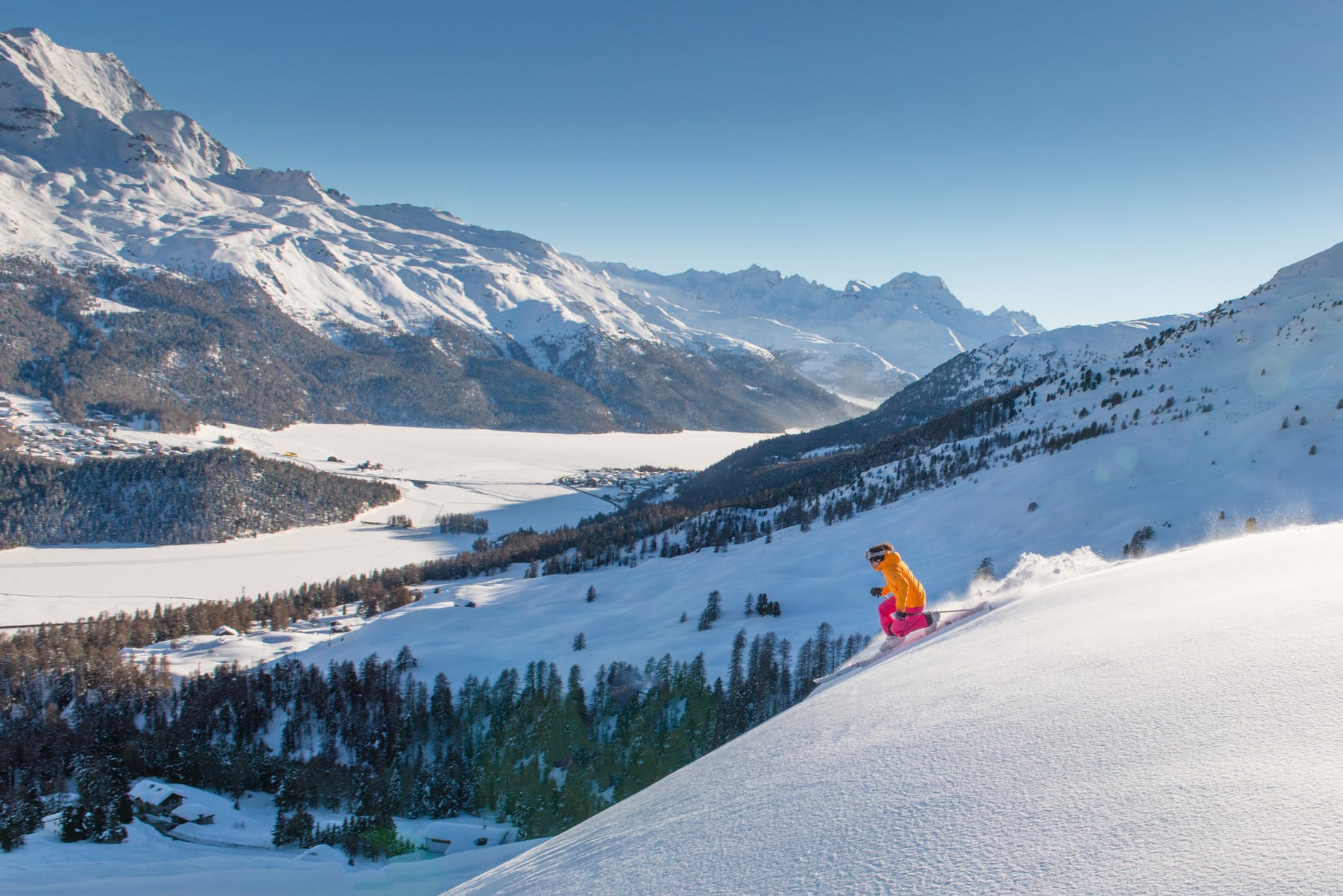 girl-telemark-skier-on-the-slope-above-the-valley-79SQYE5