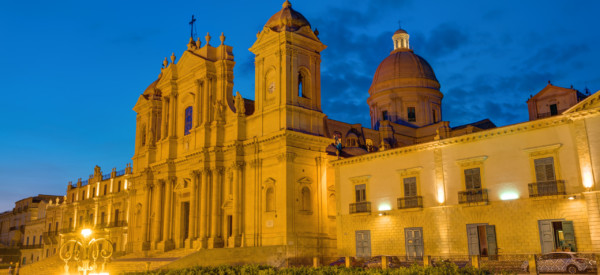 the-famous-cathedral-of-noto-in-sicily-at-night-P25G2X3