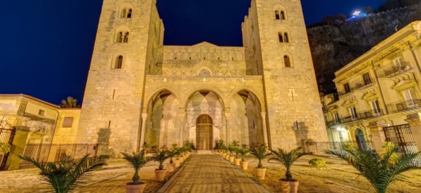 the-norman-cathedral-of-cefalu-in-sicily-PVSUGN9