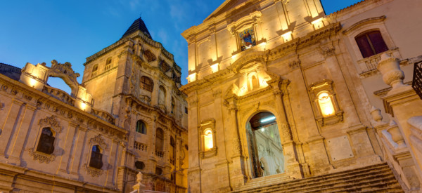 the-old-baroque-town-noto-at-night-PWZX37K