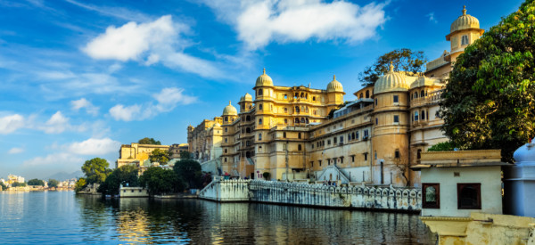 Romantic India luxury tourism wallpaper  - Udaipur City Palace and Lake Pichola. Udaipur, Rajasthan, India