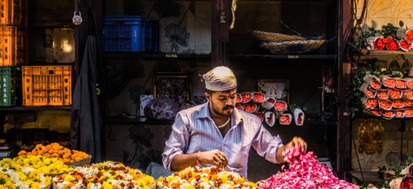 flower-market-hues-at-mumbai-india_t20_WQRZOK