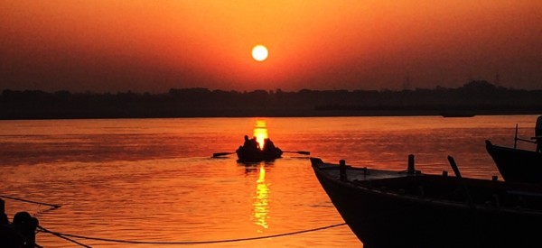 morning-sunrise-prayer-in-varanasi-india_t20_Qa2Eoj