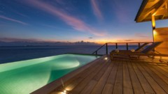 Hurawalhi Island Resort - pool am Abend