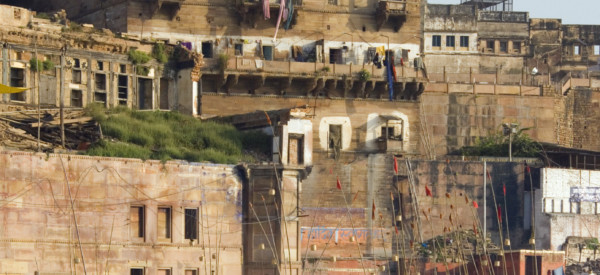 the-hindu-ghats-on-the-banks-of-the-holy-river-ganges-at-varanasi-benares-in-the-uttar-pradesh-region_t20_1WGYXO