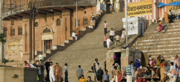 the-hindu-ghats-on-the-banks-of-the-holy-river-ganges-ganga-in-the-city-of-varanasi-benares-in-the_t20_v3bO9O