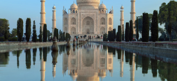 the-taj-mahal-at-dawn-a-mausoleum-at-agra-in-northern-india-built-by-the-mogul-emperor-shah-jahan-in_t20_1WEgbN