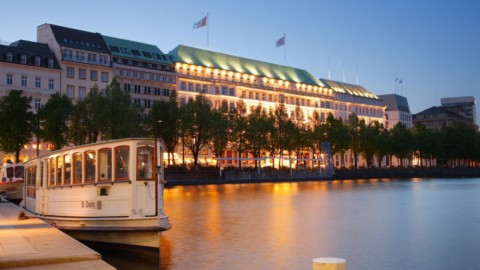 Fairmont Hotel Vier Jahreszeiten Hamburg - Außensicht am Abend