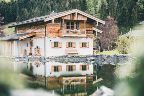 Hotel & Chalets Gut Steinbach - Außen im Mai