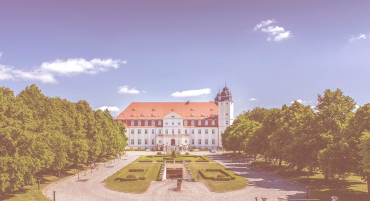 Schloss Fleesensee - Außenansicht mit Garten