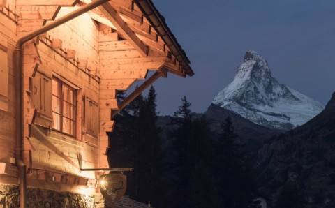 CERVO Mountain Boutique Resort - Im Hintergrund das Matterhorn