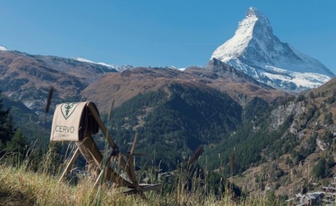 CERVO Mountain Boutique Resort - Liege auf einer Wiese