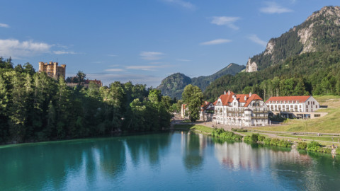 AMERON – Neuschwanstein Alpsee Resort Spa - Außenansicht mit Blick auf das Schloss