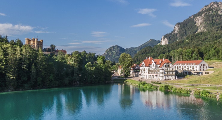 AMERON – Neuschwanstein Alpsee Resort Spa - Außenansicht mit Blick auf das Schloss