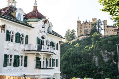 AMERON – Neuschwanstein Alpsee Resort Spa - Schloss im Hintergrund