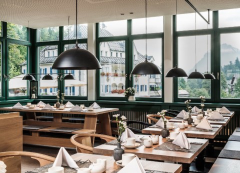 AMERON – Neuschwanstein Alpsee Resort Spa - Restaurant mit Blick aufs Hotel