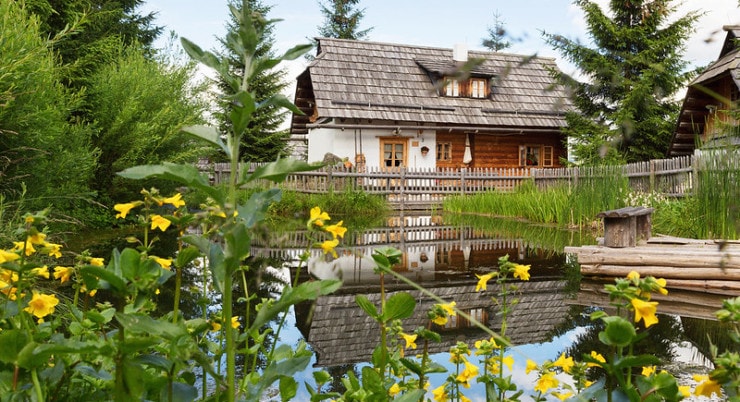 Almdorf Seinerzeit - Außen mit See