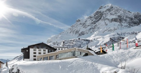 Hotel Zürserhof - außen winter