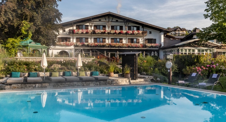 Alpenhofs Murnau - pool mit Haus im Hintergrund