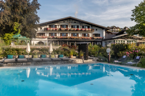 Alpenhofs Murnau - pool mit Haus im Hintergrund