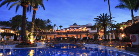 Grand Hotel Residencia - Pool am Abend