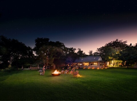 Castleton Luxury Lodge & Safari - lodge am Abend