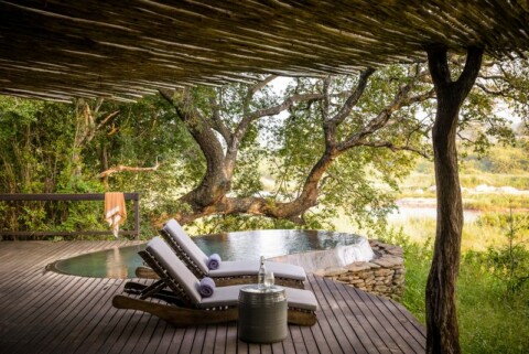 Boulders Lodge - Deck mit Pool