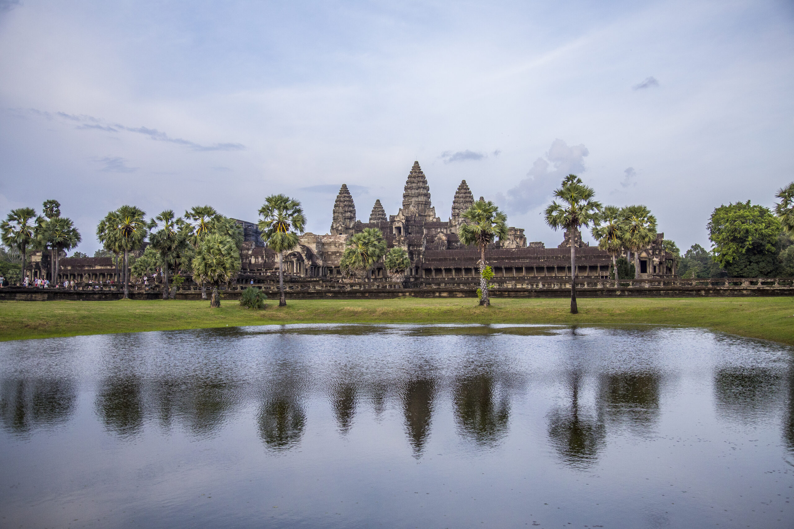 Angkor Wat – früher Morgen, rosa Himmel, Dunst über den Türmen