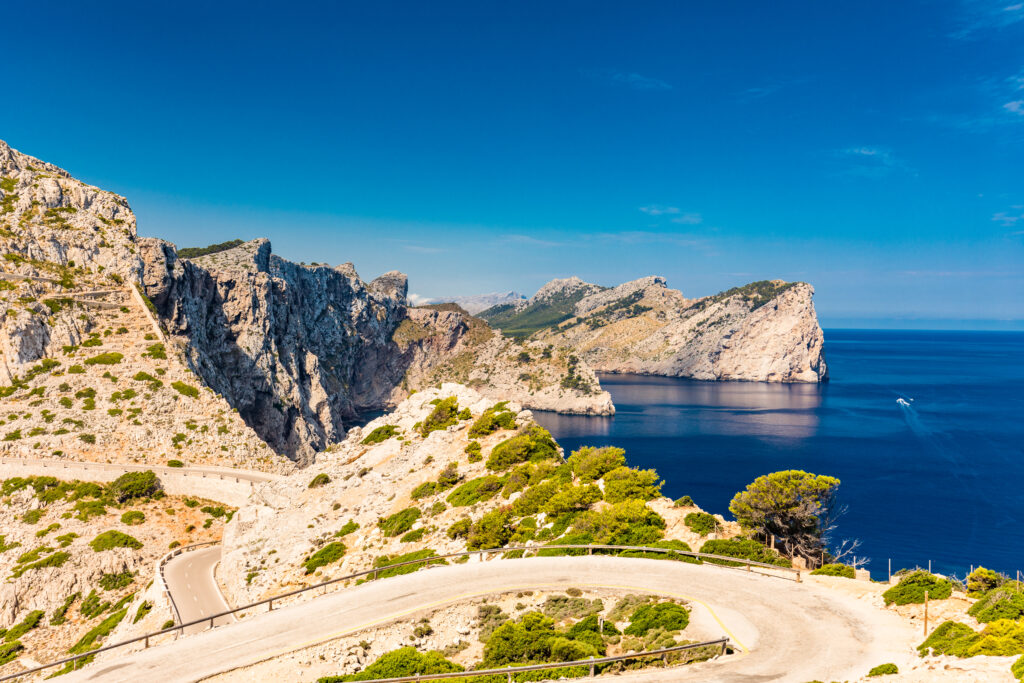 Serpentinstraße durch die Serra de Tramuntana auf Mallorca im Morgenlicht